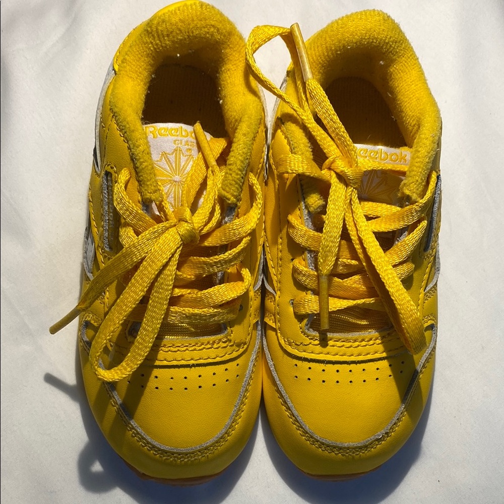 Reebok Yellow Sneakers Sporty Low-Top Design